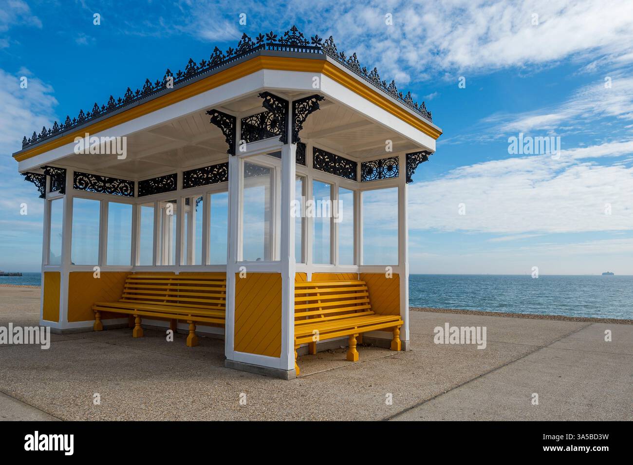 Pavillon d'abri victorien peint sur le front de mer de Southsea. Portsmouth, Hampshire. Banque D'Images
