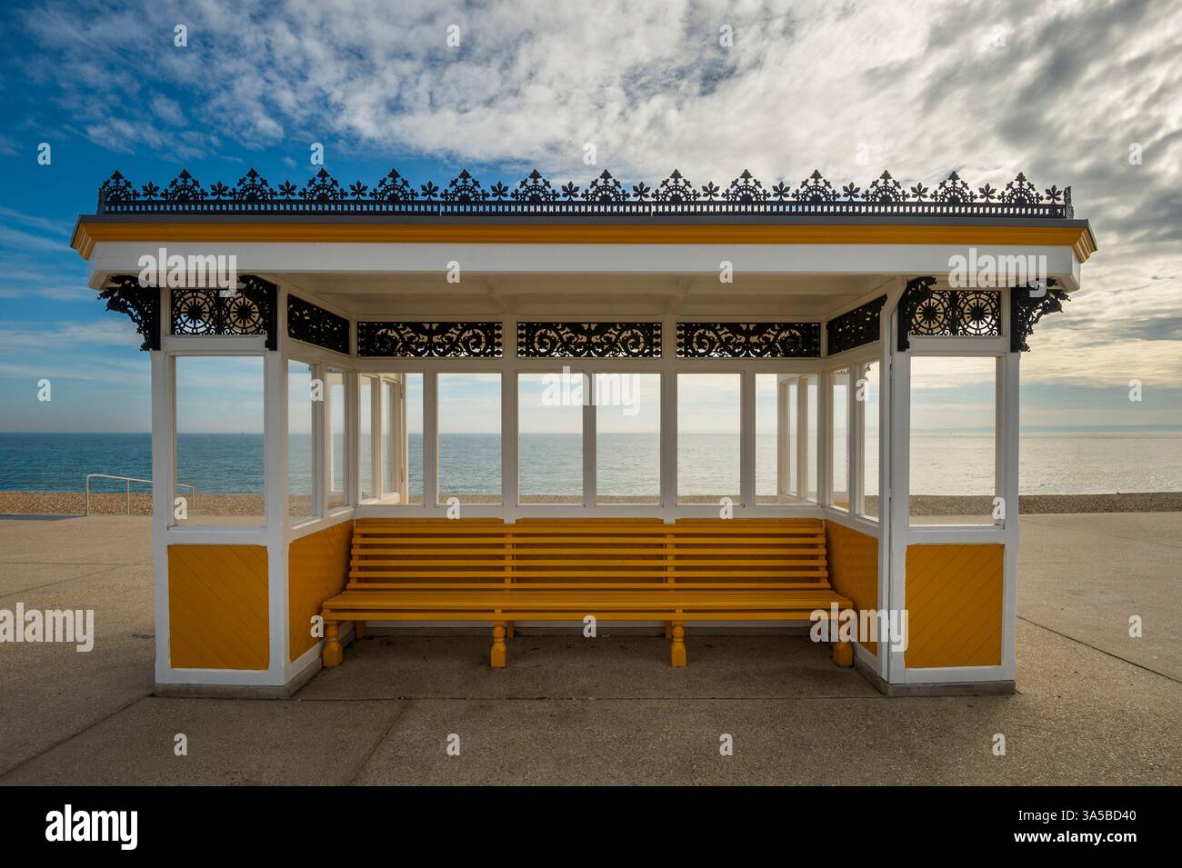 Pavillon d'abri victorien peint sur le front de mer de Southsea. Portsmouth, Hampshire. Banque D'Images