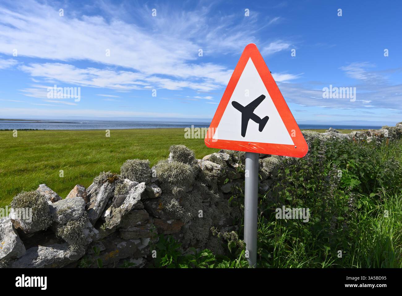 Panneau d'avertissement en triangle rouge pour les aéronefs près de l'aérodrome Papa Westray, Orcades Banque D'Images