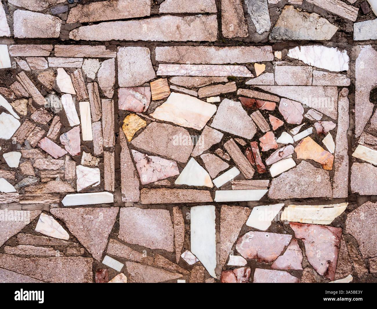 Mur de tuf rose arménien et fragments de marbre blanc dans la ville d'Erevan Banque D'Images