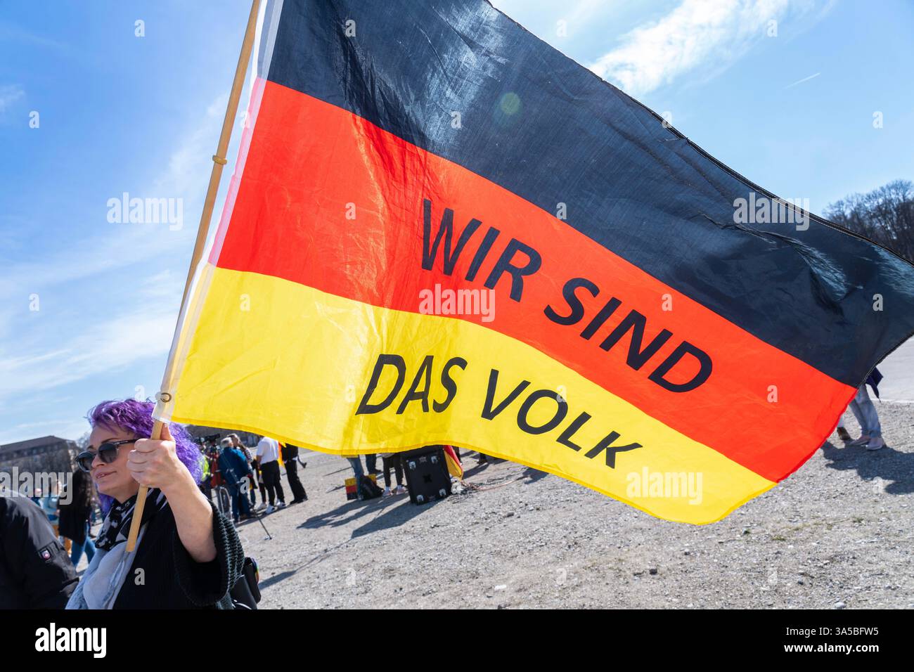 Rechte Demo Gemeinsam für Deutschland, Demonstranten mit Deutschlandfahne und slogan Wir sind das Volk, Theresienwiese, München, 22. März 2025 Deutschland, München, 22. März 2025, rechte Demo unter dem motto Gemeinsam für Deutschland auf der Theresienwiese, Demonstrierende mit Ddeutschlandfahne und slogan Wir sind das Volk, CA. 250 Teilnehmer, Samstag ab 14 Uhr, Politik, Bayern, *** démo de droite ensemble pour l'Allemagne, manifestants avec drapeau et slogan allemands nous sommes le peuple, Theresienwiese, Munich, 22 mars 2025, Allemagne Munich, 22 mars 2025, démo de droite sous la devise ensemble fo Banque D'Images