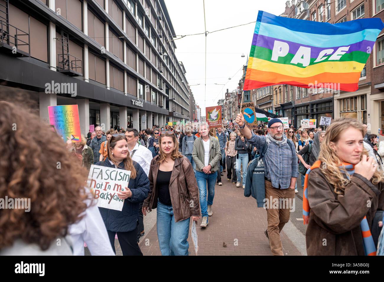 Amsterdam pays-Bas 22 mars 2025 manifestation nationale contre le racisme et le fascisme. Landelijk démonstratie tegen racisme en fascisme. Des milliers de manifestants défilent dans le centre d'Amsterdam du barrage au Museumplein. PACE - manifestation de paix, démo, manifeste, anti-racisme football, football, match, espana, Nederland, équipe, équipe, équipe, elftal Banque D'Images