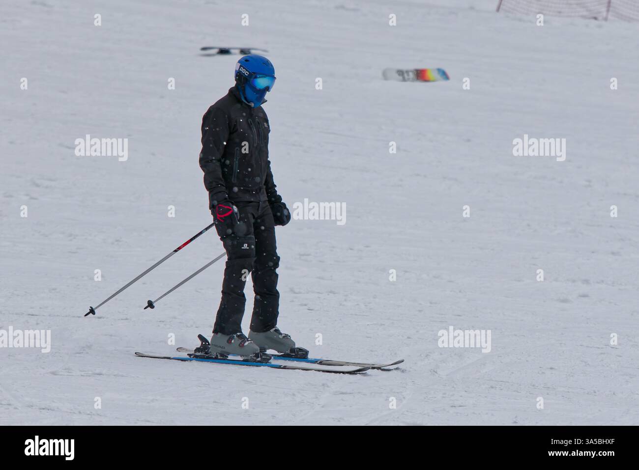 Skieur à la fin d'une course dans la station de ski de Borovets, Bulgarie Banque D'Images