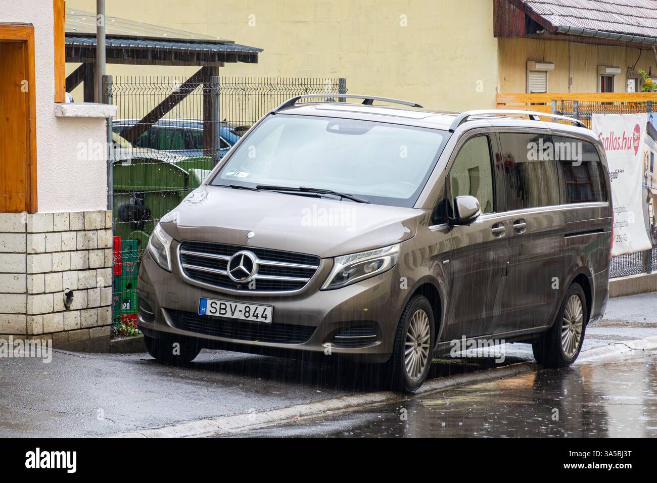 TOKAJ, HONGRIE - 27 OCTOBRE 2023 : Mercedes-Benz classe V monospace de luxe avec jantes en alliage comme navette Banque D'Images