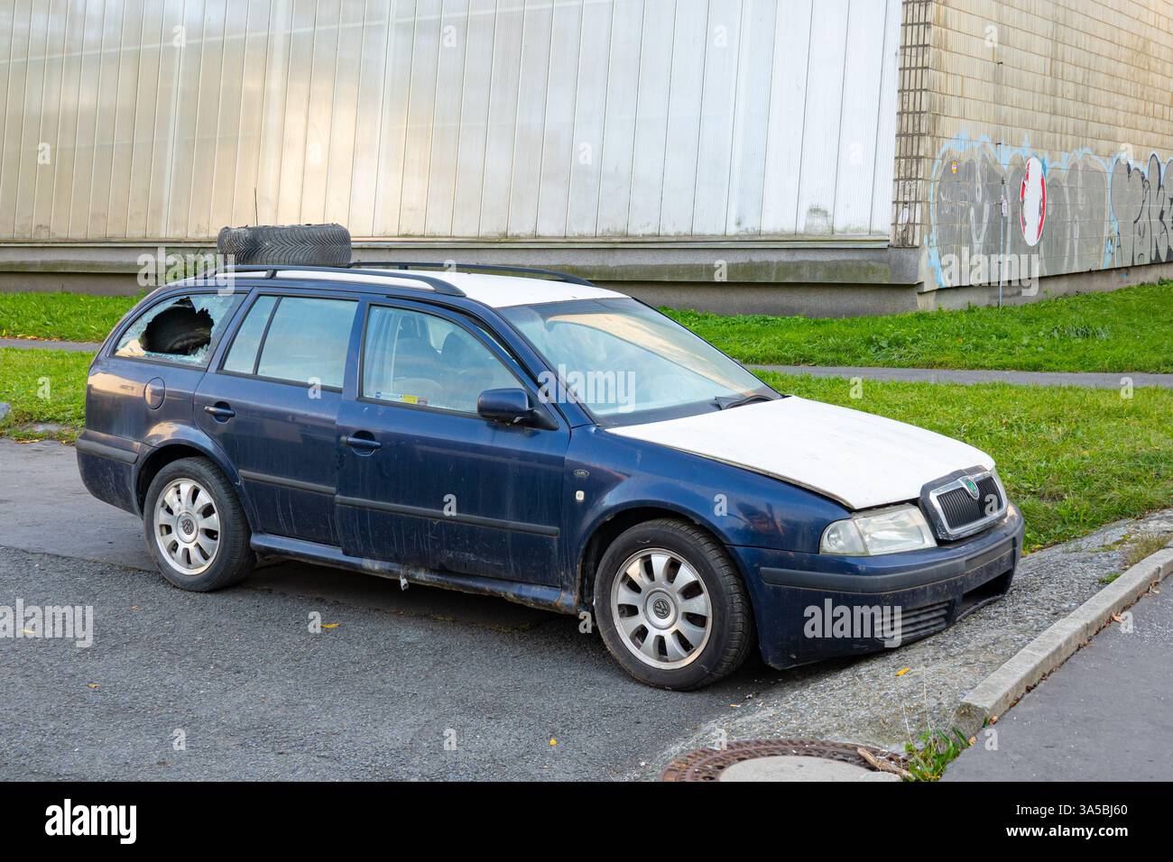 OSTRAVA, TCHÉQUIE - 17 OCTOBRE 2023 : effraction de voiture, bris de lunette arrière dans un véhicule Skoda Octavia Combi Banque D'Images