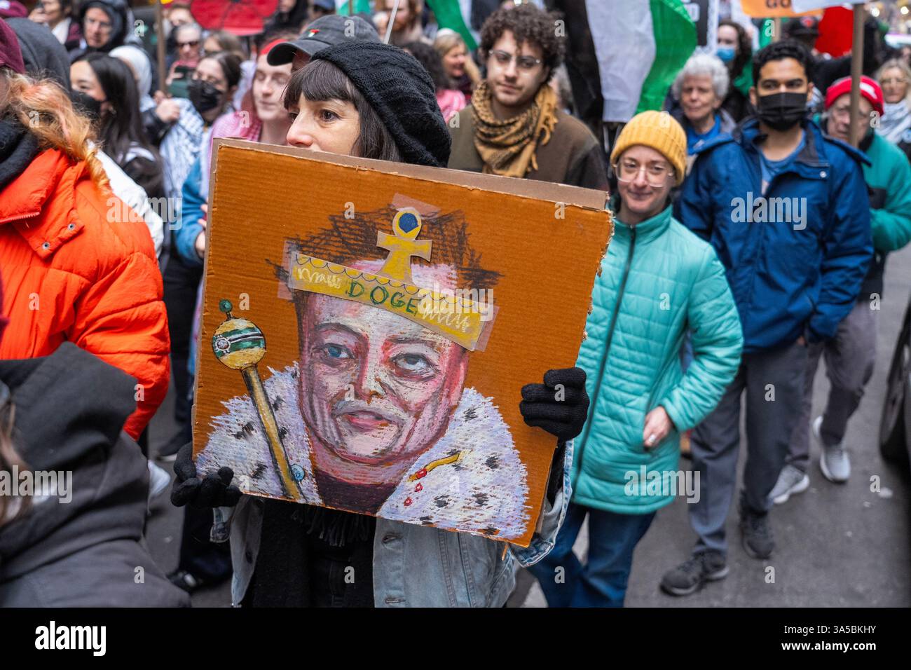 Des centaines de personnes ont défilé de Times Square à Columbus Circle samedi 15 mars pour réclamer la libération du militant palestinien Mahmoud Khalil, un étudiant diplômé de l’Université Columbia et détenteur d’une carte verte arrêté par ICE sur le campus de l’Université Columbia. 15 mars 2025 Banque D'Images