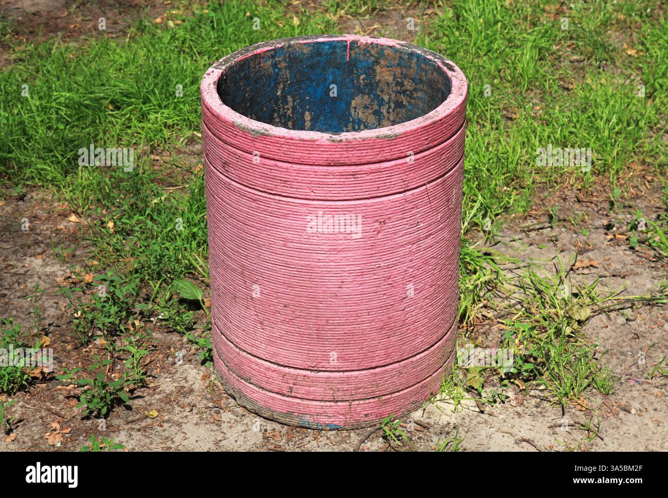 Poubelle en béton ou ciment. Vider la poubelle en forme de tonneau pour les petites poubelles. Équipement d'ordures pour trottoirs et aires de cour. Poubelle Banque D'Images