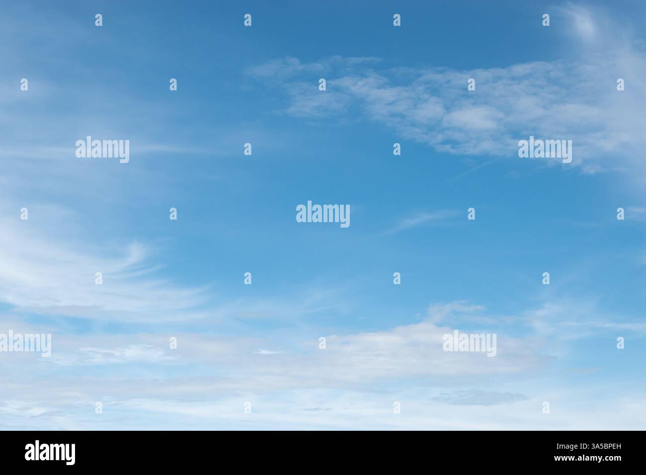 Ciel bleu et nuages de fond. Banque D'Images