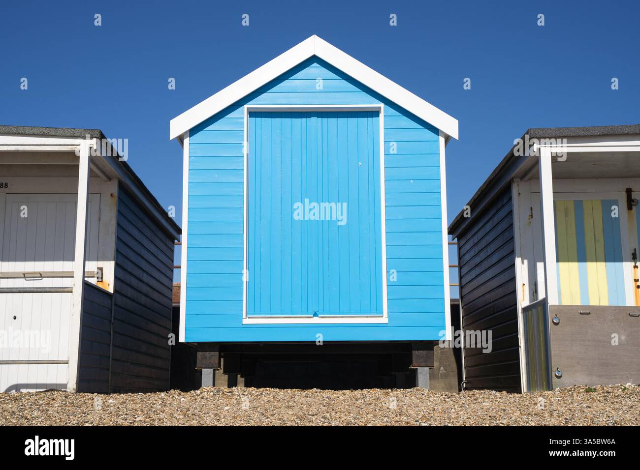 Vue frontale de Beach Hut sous ciel bleu clair, panneaux et portes fraîchement peints en bleu clair Southend-on-Sea Beach Essex Angleterre Royaume-Uni Banque D'Images