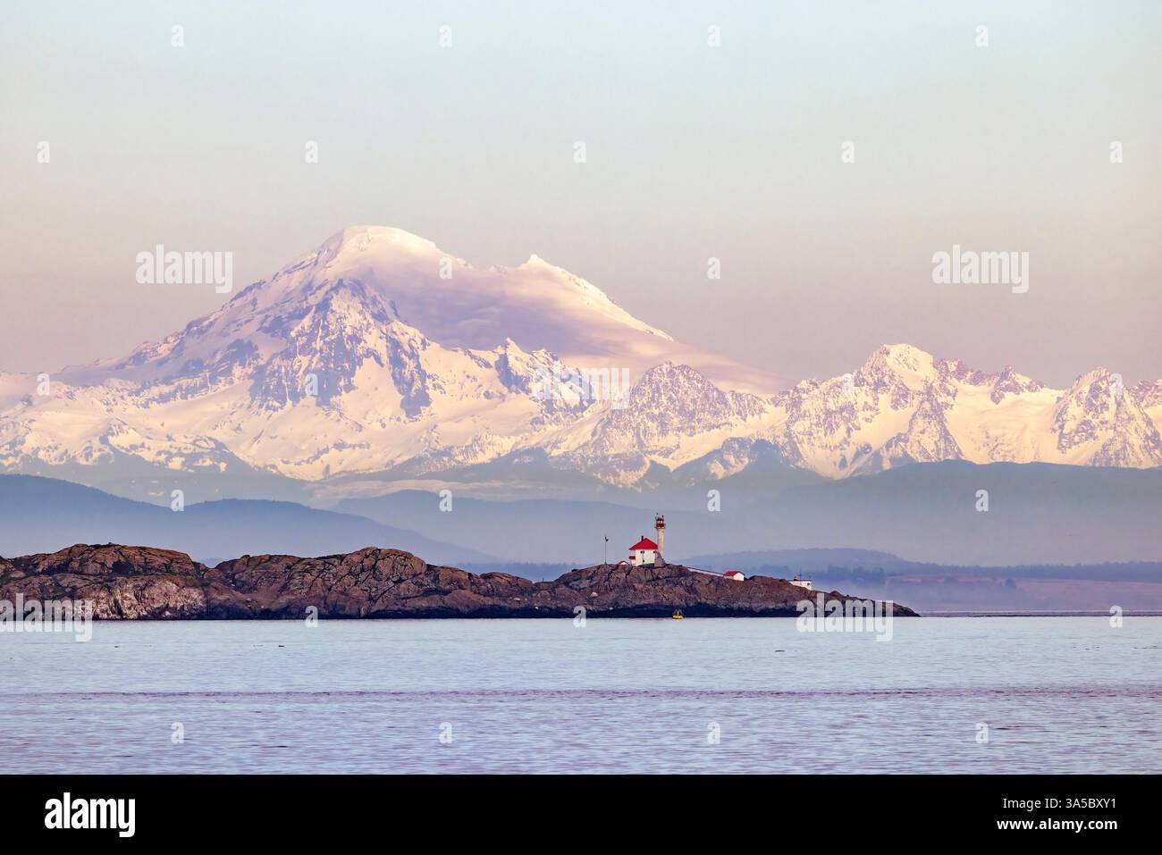 Vue du phare des îles Trial avec le mont Baker enneigé qui se profile en arrière-plan - Victoria, Île de Vancouver, Colombie-Britannique, Canada Banque D'Images