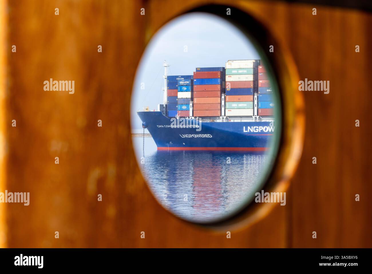 Vue du navire porte-conteneurs alimenté au GNL de CMA CGM à travers la fenêtre du hublot - près de Port Angeles, Washington, États-Unis Banque D'Images