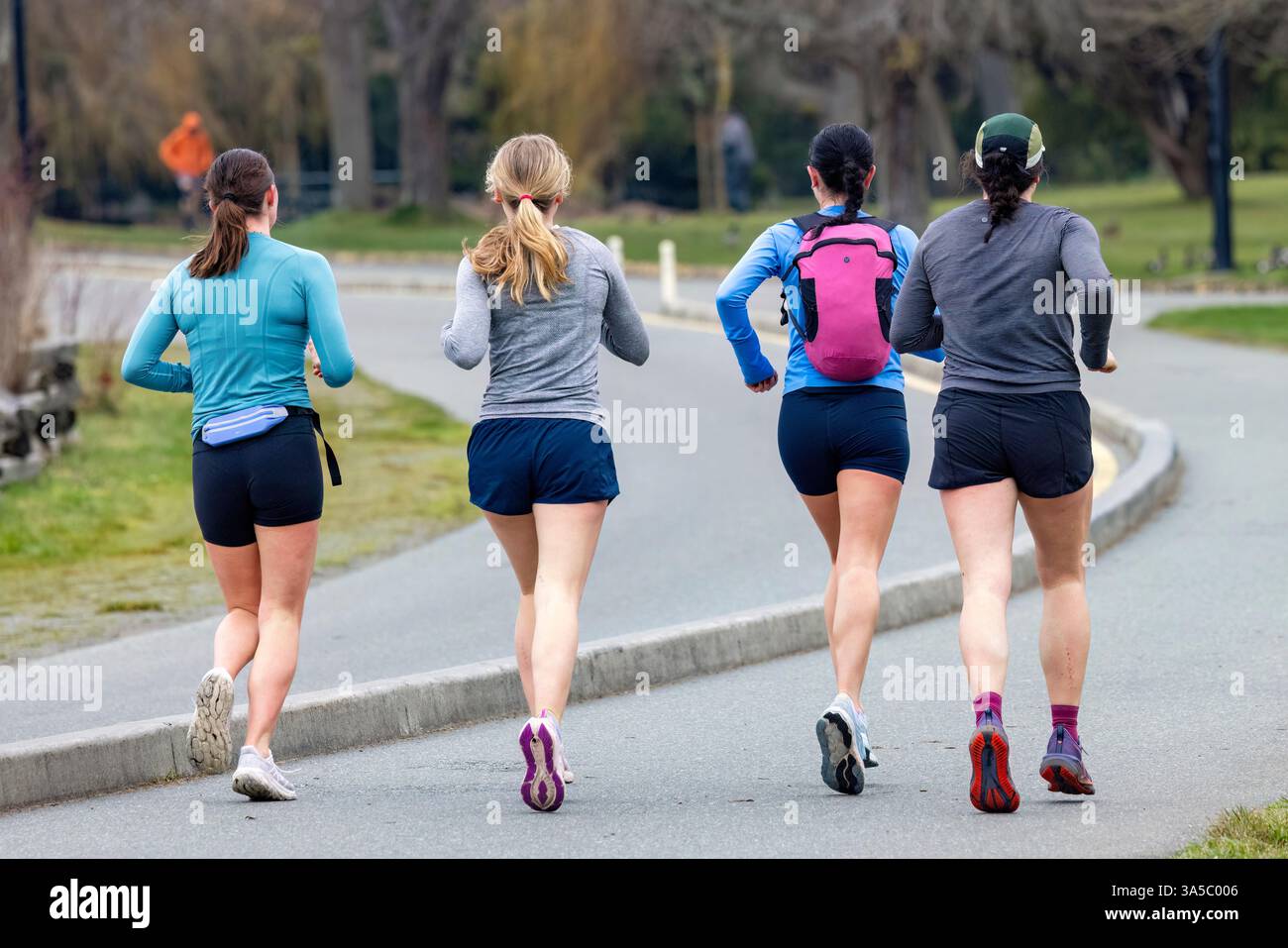 Femmes qui courent à Beacon Hill Park - Victoria, Île de Vancouver, Colombie-Britannique, Canada Banque D'Images
