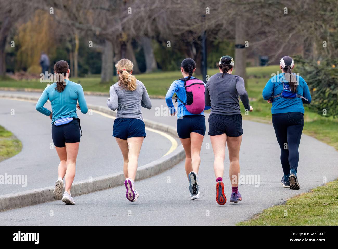 Femmes qui courent à Beacon Hill Park - Victoria, Île de Vancouver, Colombie-Britannique, Canada Banque D'Images