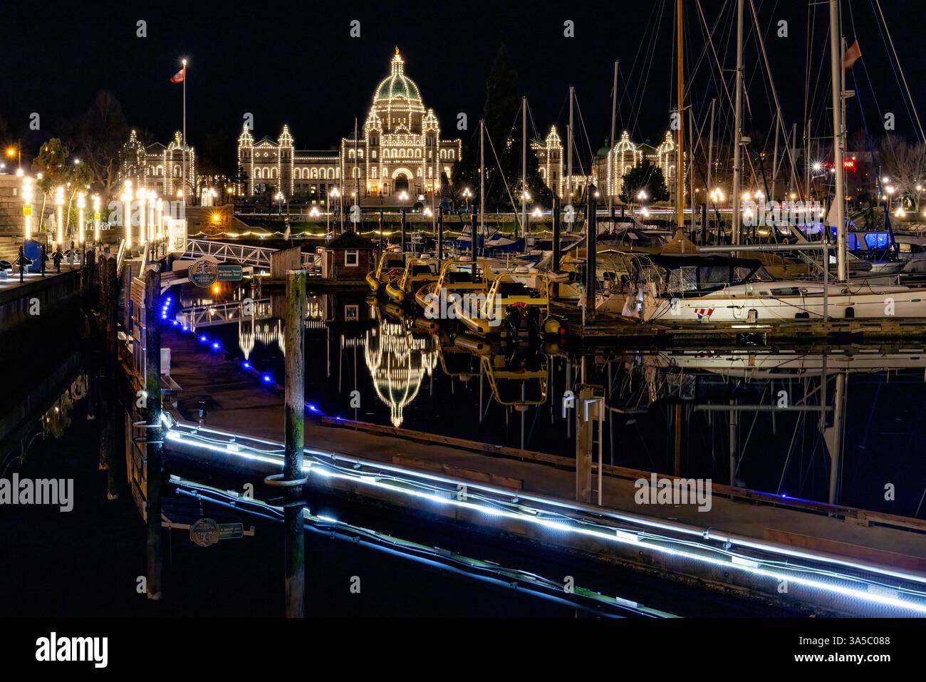 Bâtiments du Parlement de la Colombie-Britannique la nuit reflétés dans la marina - Victoria, Île de Vancouver, Colombie-Britannique, Canada Banque D'Images