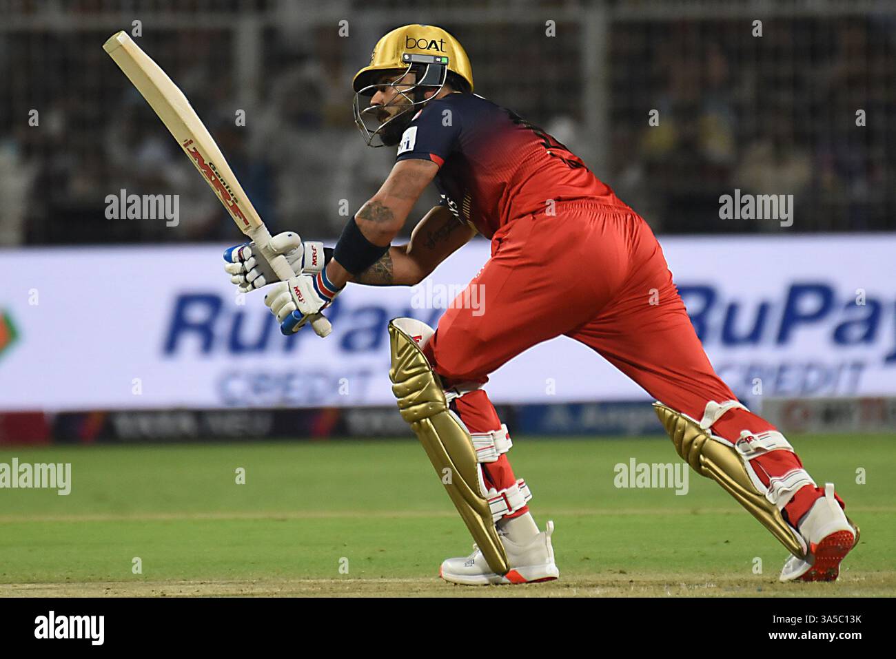 Kolkata, Inde. 22 mars 2025. Les chauves-souris Virat Kohli des Royal Challengers Bengaluru lors du match de cricket de la premier League indienne opposant les Kolkata Knight Riders et les Royal Challengers Bengaluru à Eden Gardens à Kolkata, Inde, samedi 22 mars 2025.(photo : Debajyoti Chakraborty/News images) crédit : News images LTD/Alamy Live News Banque D'Images