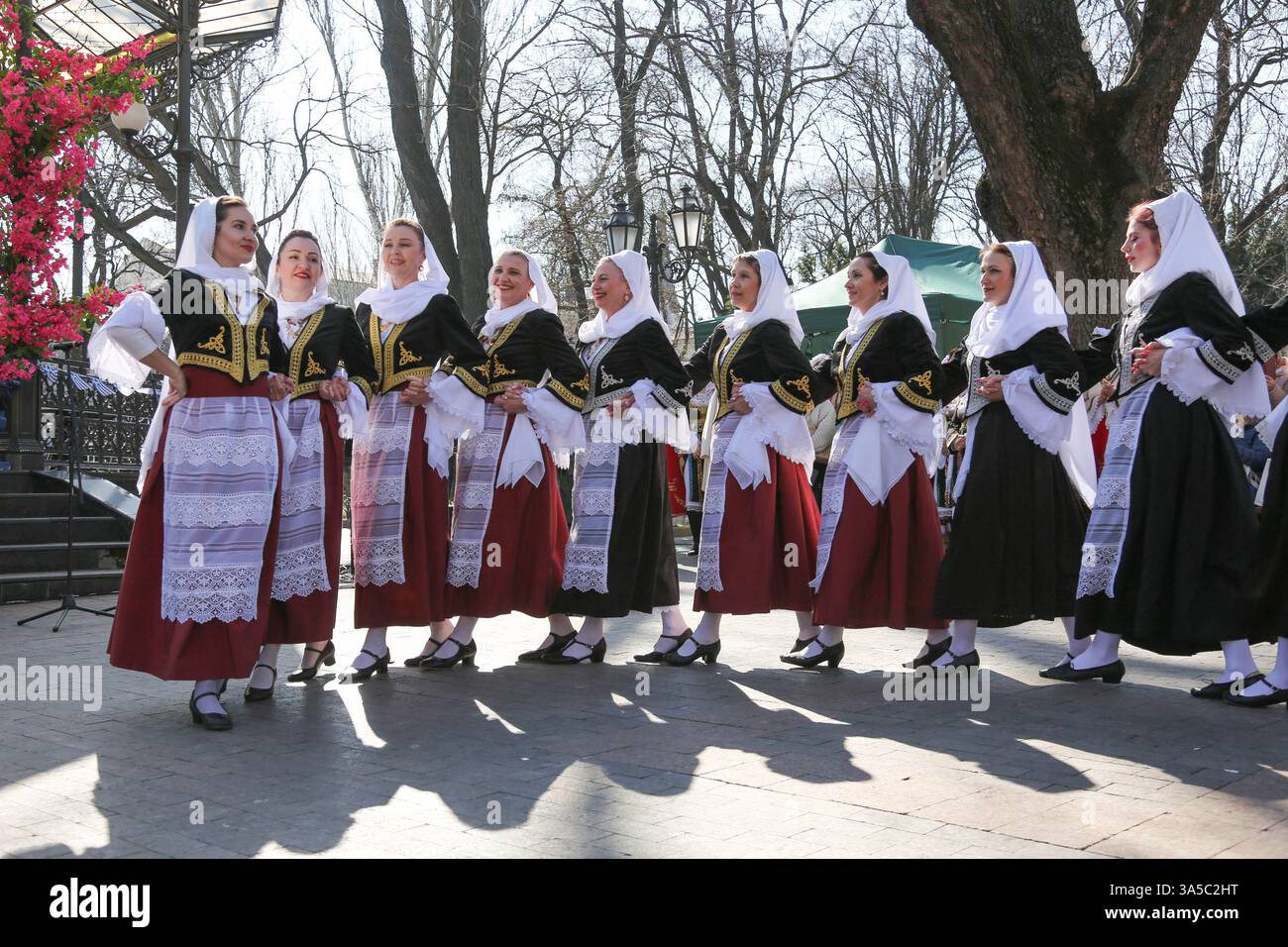 Odessa, Ukraine. 22 mars 2025. L'ensemble de danse grecque traditionnelle 'Elpida' se produit pour le public au jardin de la ville dans le cadre des Journées de la culture grecque. Dans le cadre de l'amitié de longue date entre les autorités de la ville de Grèce et d'Ukraine, les Journées de la culture grecque à Odessa ont lieu. Crédit : SOPA images Limited/Alamy Live News Banque D'Images