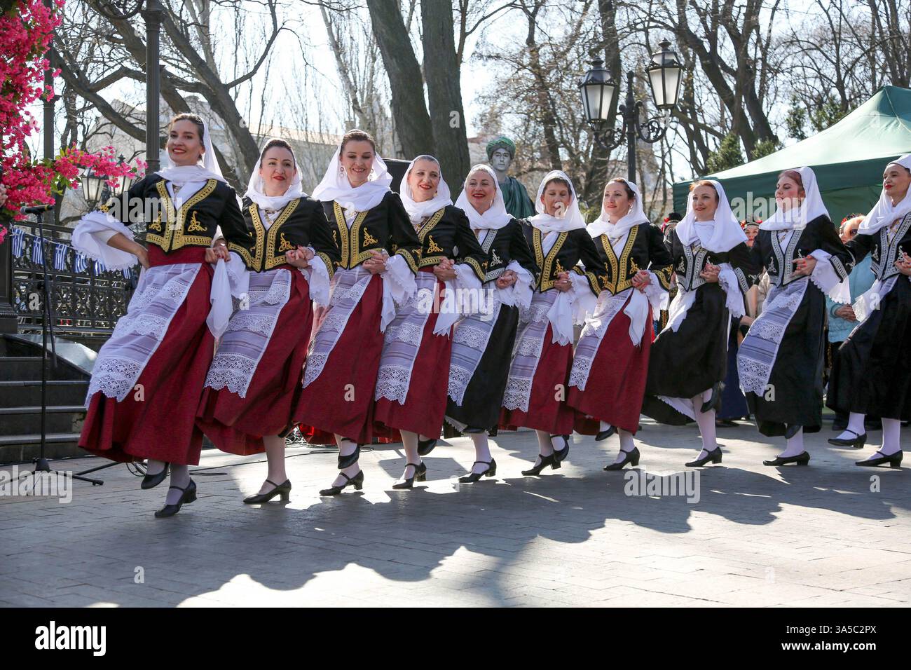 Odessa, Ukraine. 22 mars 2025. L'ensemble de danse grecque traditionnelle 'Elpida' se produit pour le public au jardin de la ville dans le cadre des Journées de la culture grecque. Dans le cadre de l'amitié de longue date entre les autorités de la ville de Grèce et d'Ukraine, les Journées de la culture grecque à Odessa ont lieu. Crédit : SOPA images Limited/Alamy Live News Banque D'Images