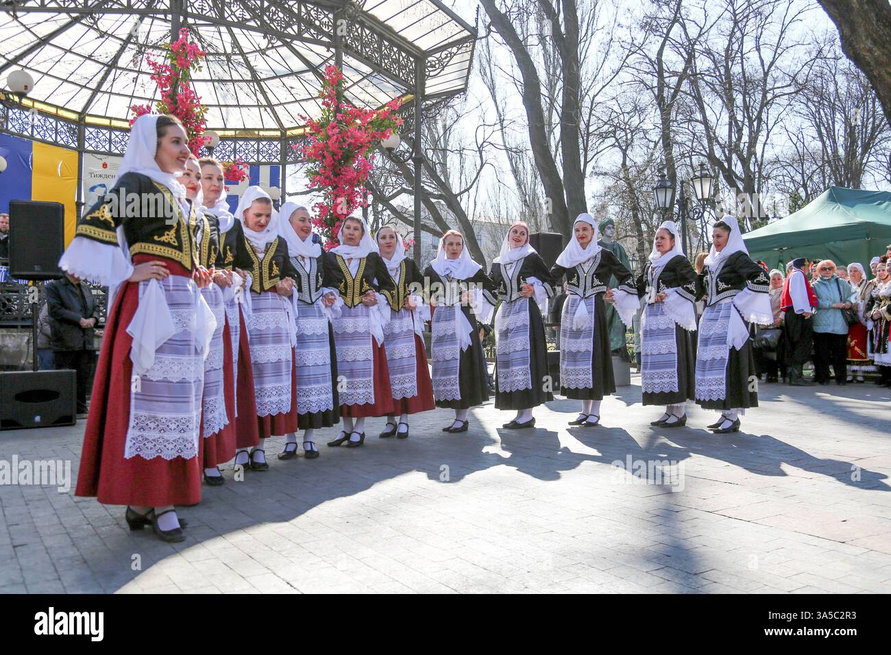 Odessa, Ukraine. 22 mars 2025. L'ensemble de danse grecque traditionnelle 'Elpida' se produit pour le public au jardin de la ville dans le cadre des Journées de la culture grecque. Dans le cadre de l'amitié de longue date entre les autorités de la ville de Grèce et d'Ukraine, les Journées de la culture grecque à Odessa ont lieu. Crédit : SOPA images Limited/Alamy Live News Banque D'Images