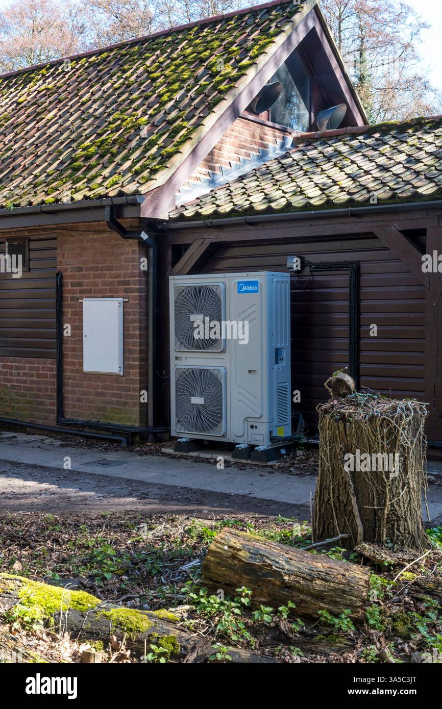 Pompes à chaleur à source d'air Midea installées dans la réserve d'oiseaux RSPB Titchwell Marsh, Norfolk. Banque D'Images