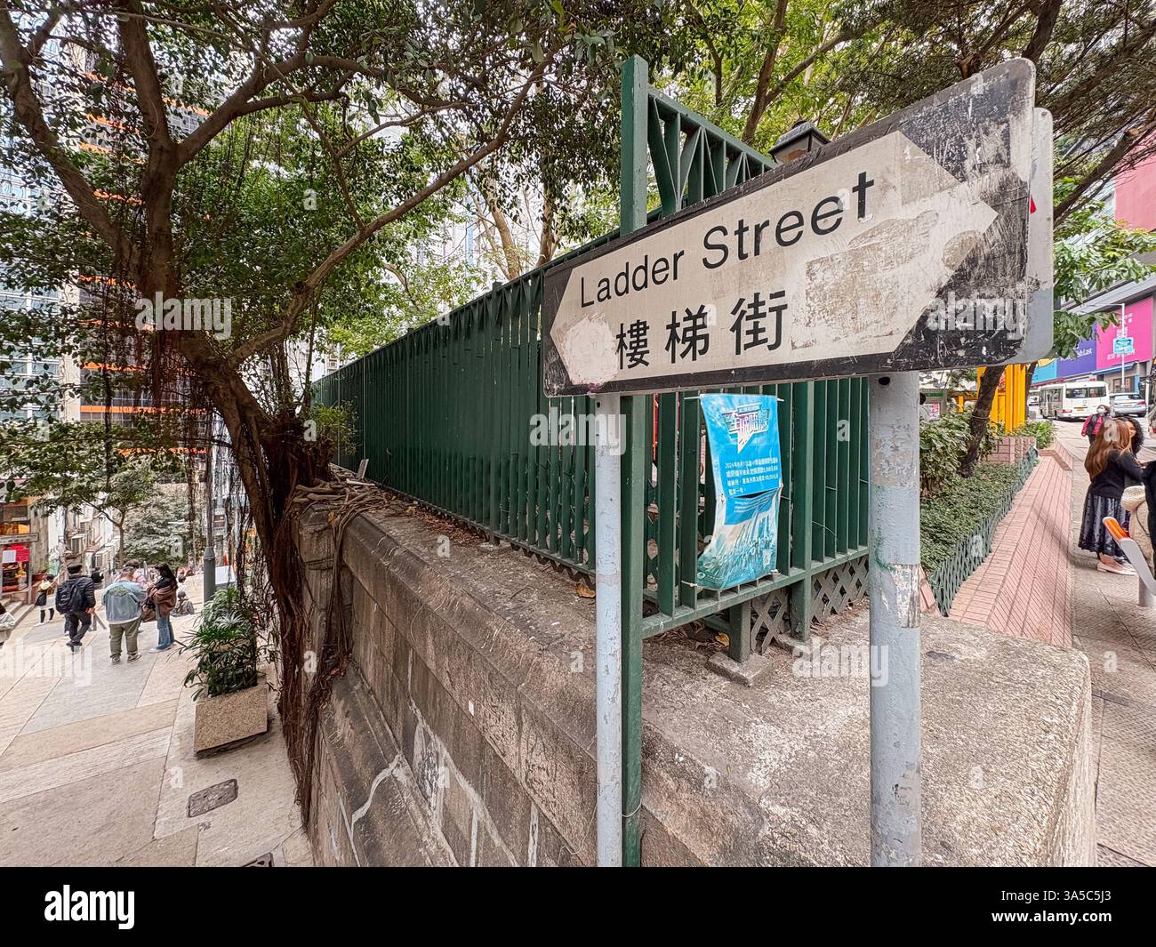Panneau de direction de la rue échelle en anglais et en chinois. Ladder Street est une rue historique de Hong Kong. Banque D'Images