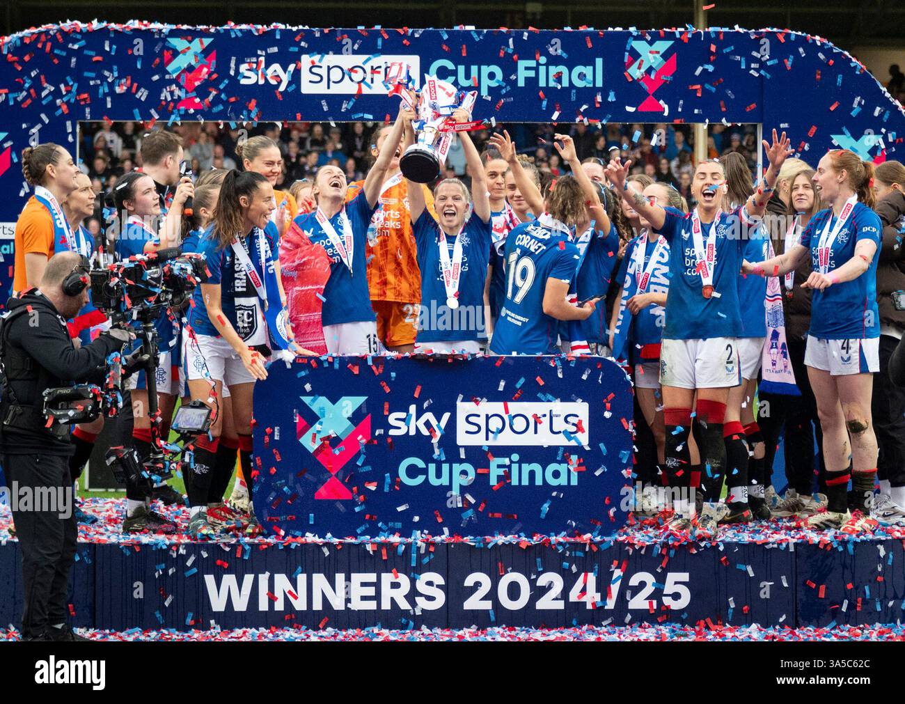 Motherwell, Royaume-Uni. 22 mars 2025. Scottish WomenÕs premier League Cup final - Hibernian L.F.C. v Rangers W.F.C. les joueurs des Rangers montrent la coupe après avoir confortablement battu Hibs 5-0 lors de la finale de la Scottish WomenÕs premier League Cup à Fir Park, Motherwell. Crédit : Ian Jacobs/Alamy Live News Banque D'Images