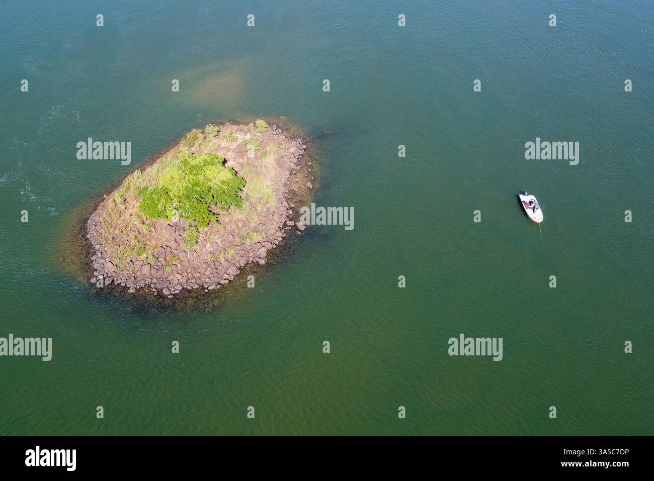 Capturez la sérénité de l'Isla de los Enamorados. Un bateau solitaire repose sur ses rives, une oasis de paix sur la rivière Parana, parfait pour une escapade romantique Banque D'Images