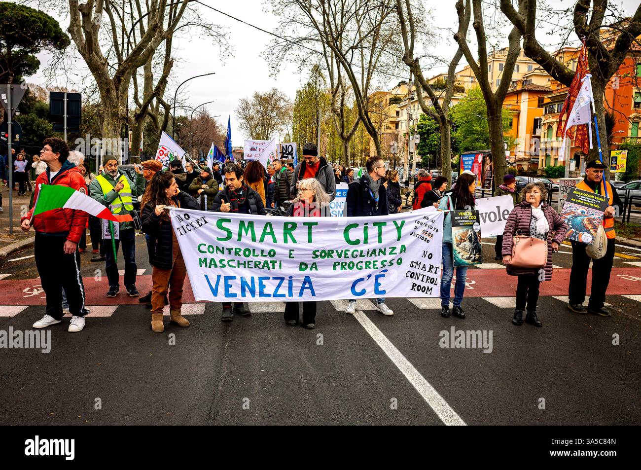 Manifestation contre la nouvelle ceinture verte ZTL ROME, ITALIE - 7 MARS : manifestation diverses associations et comités de la zone de dissidence pour protester contre la zone de circulation limitée ZTL ceinture verte recherchée par le maire de Rome Roberto Gualtieri qui interdit dans cette zone pour les véhicules Diesel Euro 4 et essence Euro 3 le 7 mars 2025 à Rome, Italie. Parmi les autres revendications présentées par les participants : non au réarmement et au contrôle social à travers les caméras. restriction de la liberté de circulation. Rome Italie Copyright : xStefanoxMontesix Banque D'Images