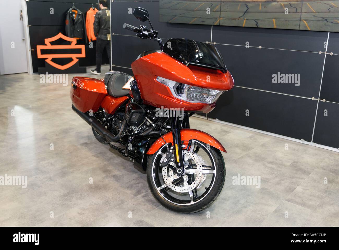 ISTANBUL, TURQUIE - 16 MARS 2025 : les motos Harley Davidson Road Glide exposées au Motobike Istanbul 2025 à Istanbul Expo Center (IFM). Banque D'Images ISTANBUL, TURQUIE - 16 MARS 2025 : les motos Harley Davidson Road Glide exposées au Motobike Istanbul 2025 à Istanbul Expo Center (IFM). Banque D'Images