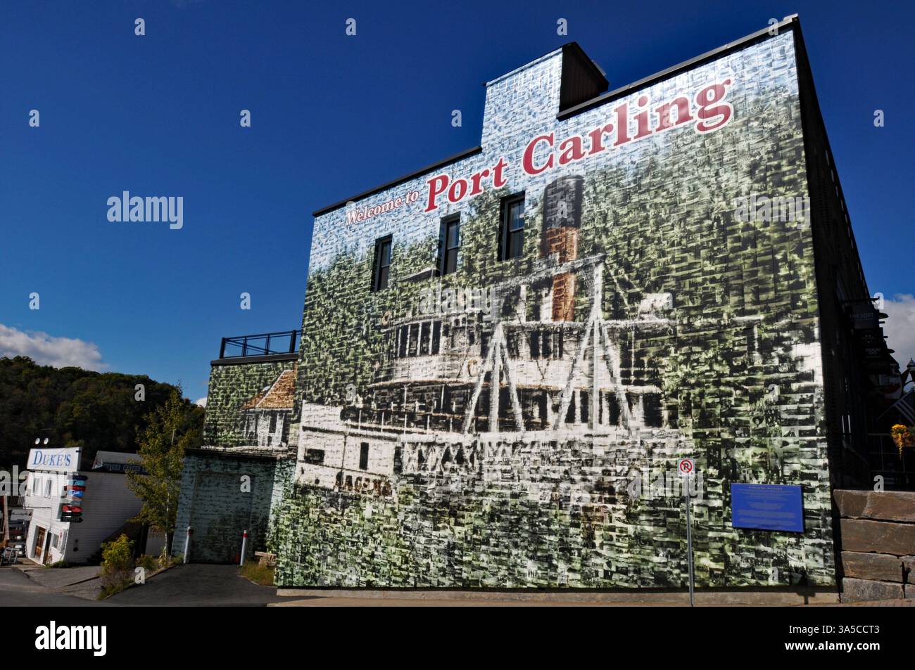 Composée de centaines de photos, cette mosaïque représente l'histoire de Port Carling, une ville de campagne de chalets de l'Ontario. Banque D'Images