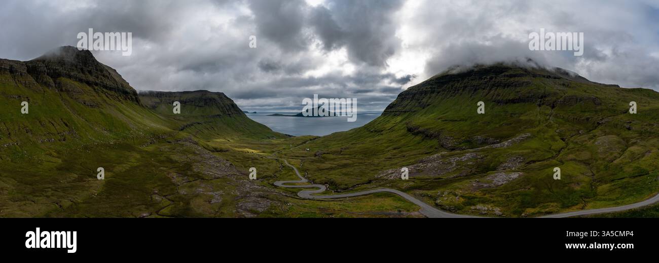 Panorama aérien du paysage spectaculaire des îles Féroé à la fin de l'été Banque D'Images
