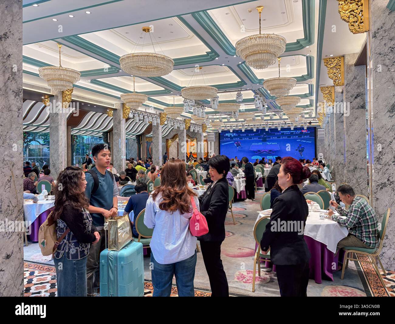 Intérieur décoré d'un restaurant chinois de Guangzhou, avec lustres, piliers en marbre et de nombreux dîners. Banque D'Images