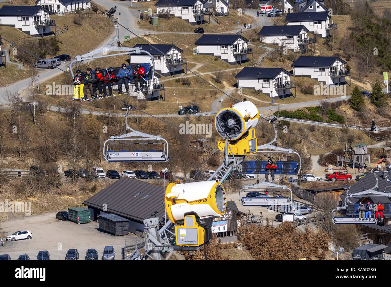 Domaine de sports d'hiver dans le Sauerland, carrousel de remontées mécaniques de Winterberg, pistes de neige artificielle, neige artificielle de plus de 360 canons à neige, ski Poppenberg sont Banque D'Images