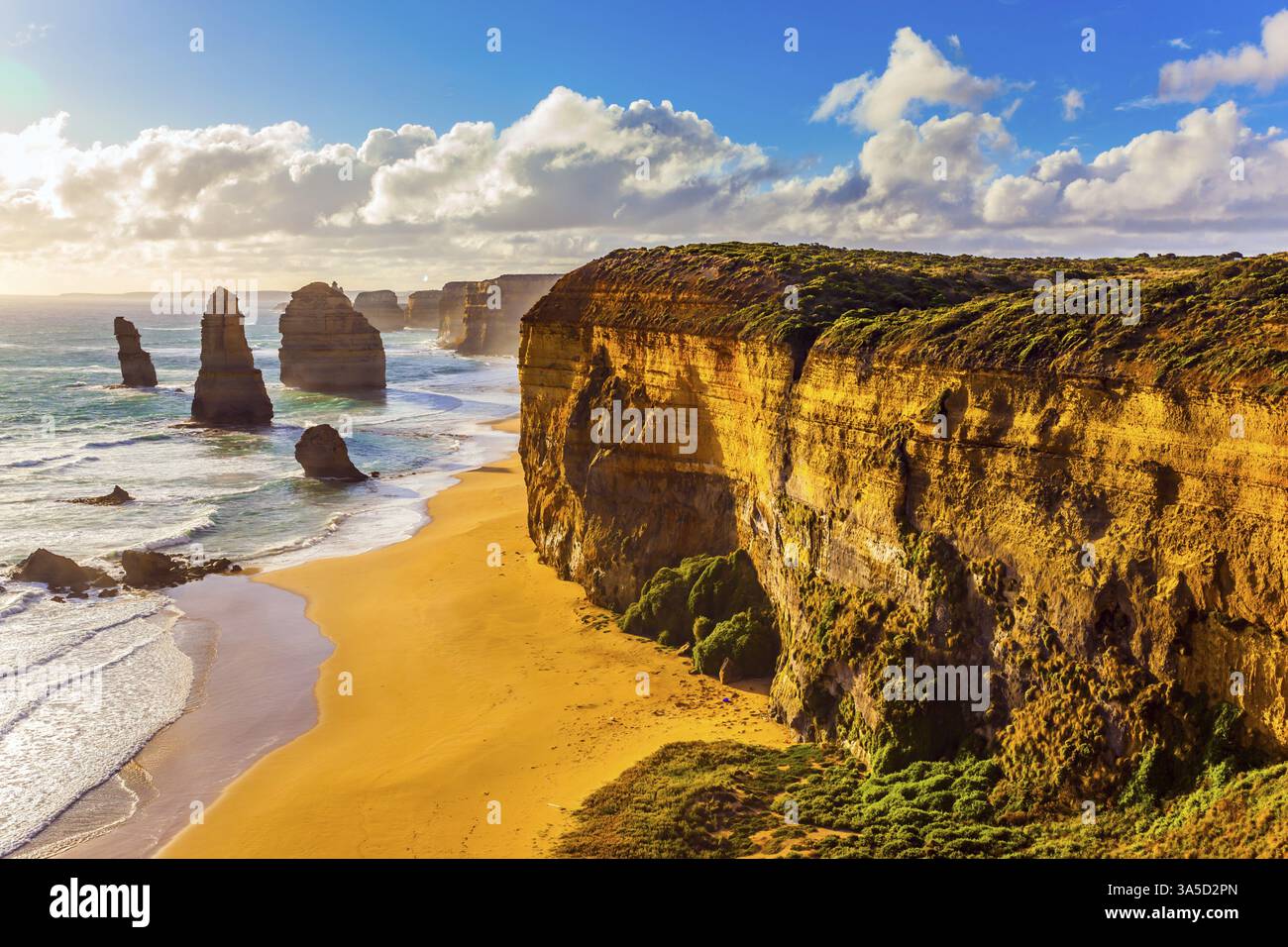 Rochers des douze Apôtres au coucher du soleil. Le puissant surf du Pacifique se brise sur le rivage. Côte grandiose de l'Australie. Le concept d'exotique, active an Banque D'Images