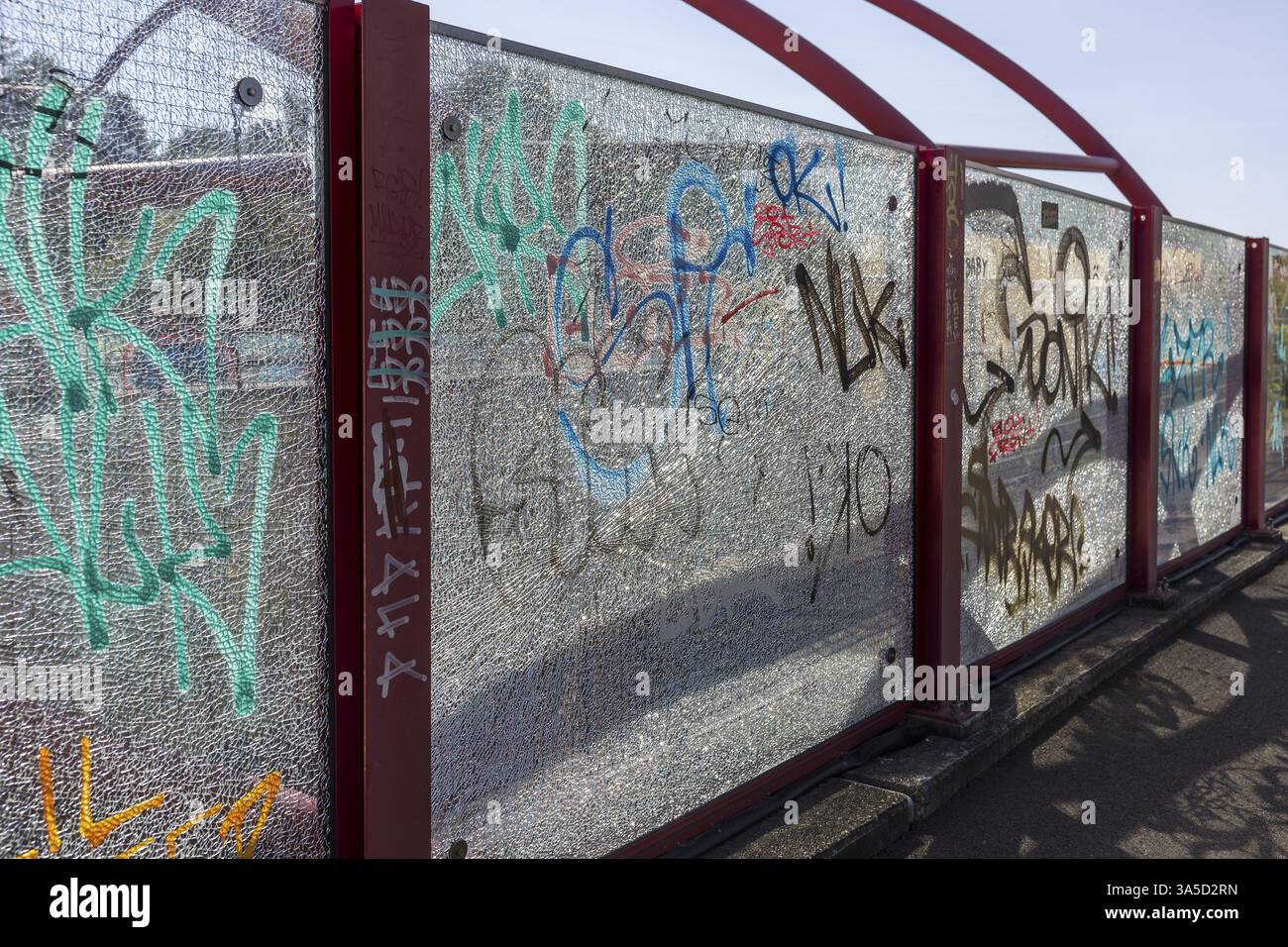 Verre feuilleté de sécurité, VSG, avec des fissures de verre et des lettres enduites dessus, Zwickau, Saxe, Allemagne, Europe Banque D'Images
