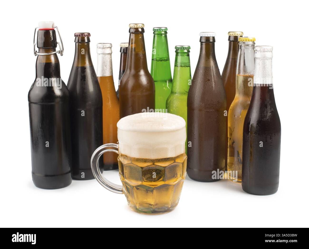Bouteilles de bière et tasse à bière. Prise de vue en studio isolée blanche Banque D'Images