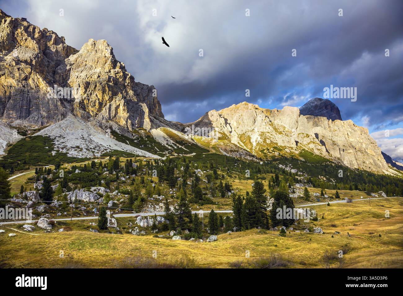 Voyage aux Dolomites. Le blizzard sur le col de Faltsarego arrive. Concept de tourisme actif et extrême Banque D'Images