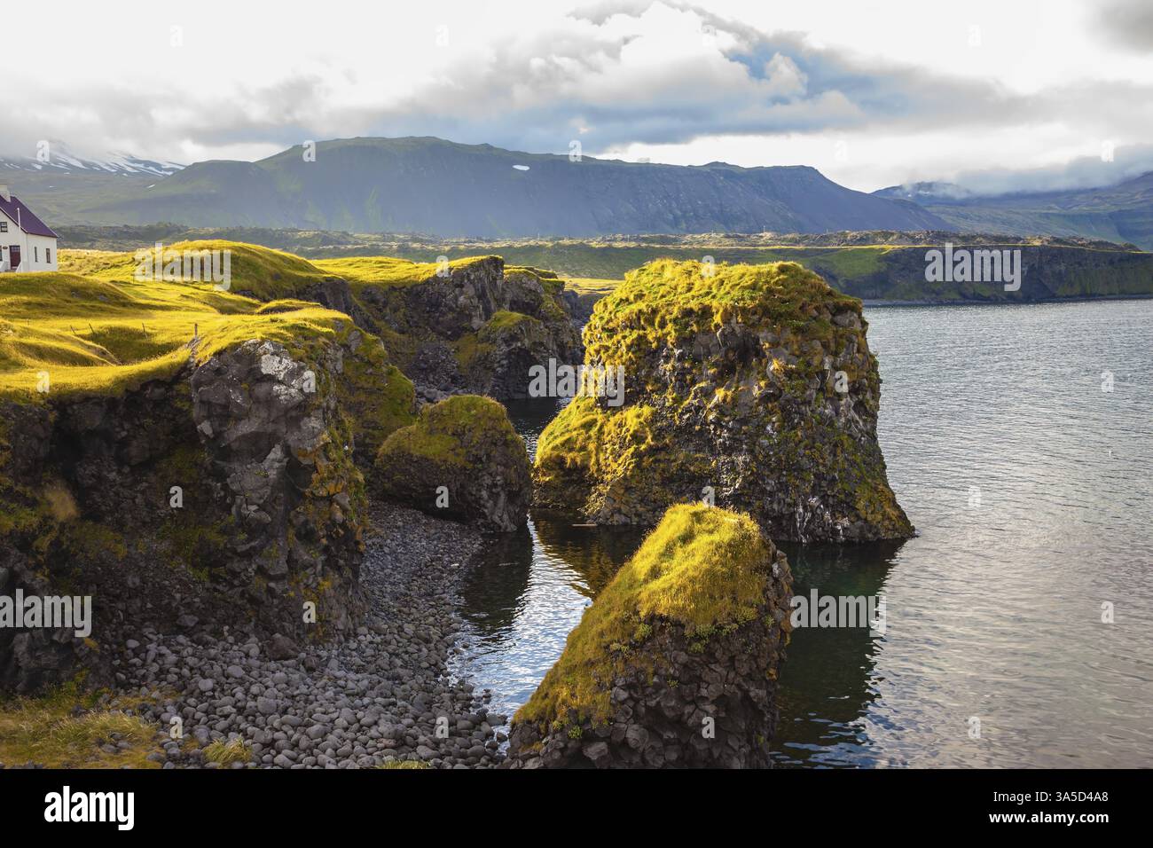 Soirée d'été tranquille sur la côte de l'Islande. Coucher de soleil dans le village de pêcheurs d'Arnastapi Banque D'Images