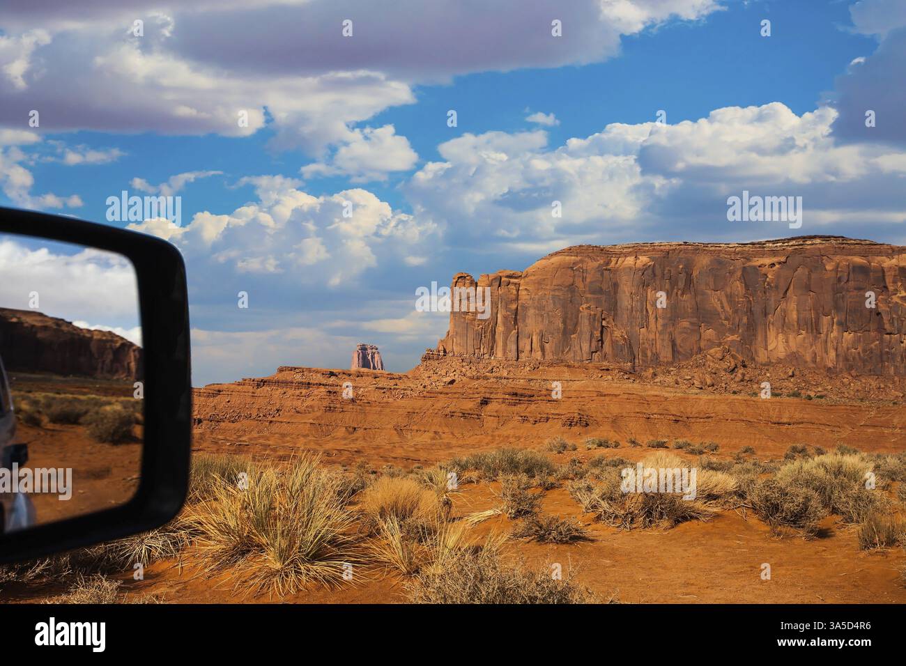 Monument Valley est une formation géologique unique. États-Unis. Énormes masses de grès rouge - des aberrations sur la réserve indienne Navajo. Réflexion dans un c Banque D'Images