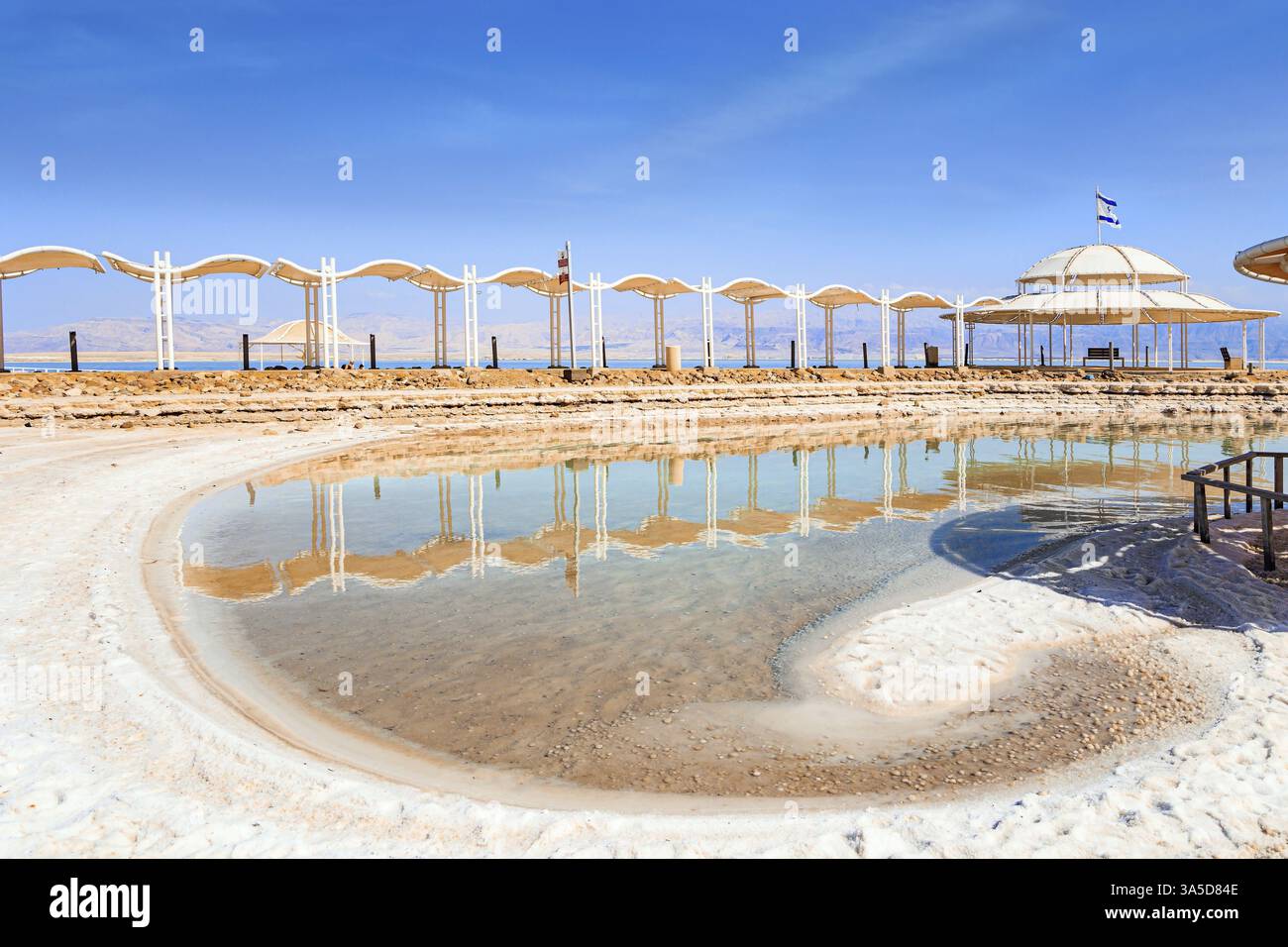 La mer morte. Côte d'Israël. Le lac salé sans drainage au moyen-Orient. Le lac le plus salé du monde. Auvent spécial sur la plage à protéger Banque D'Images