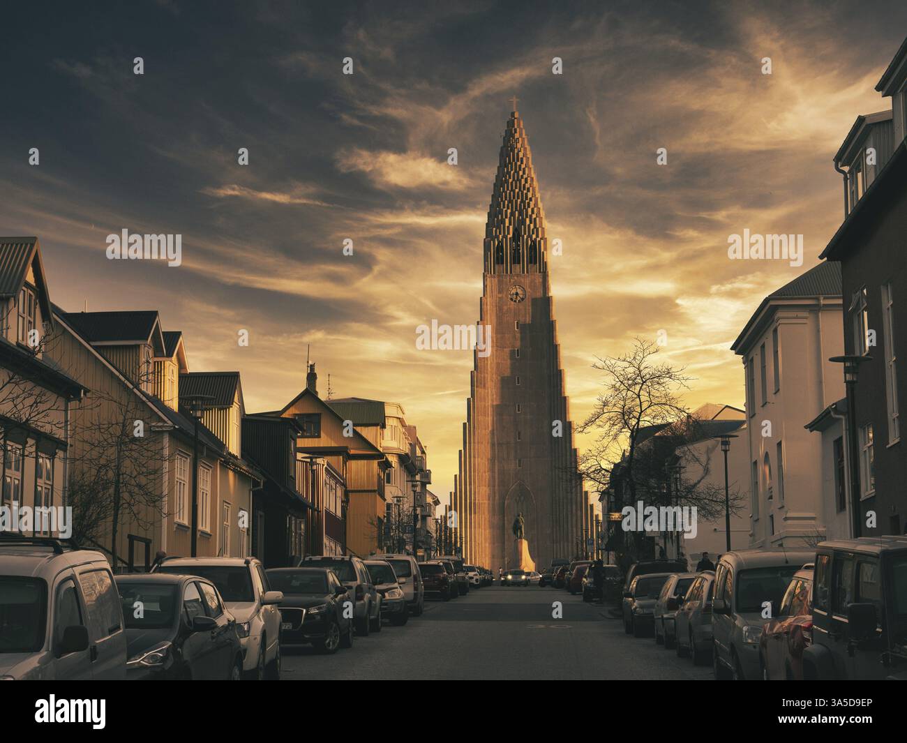 Touristes marchant sur le trottoir près du magnifique bâtiment de l'église luthérienne sur une belle journée à Reykjavik, Islande, Europe Banque D'Images