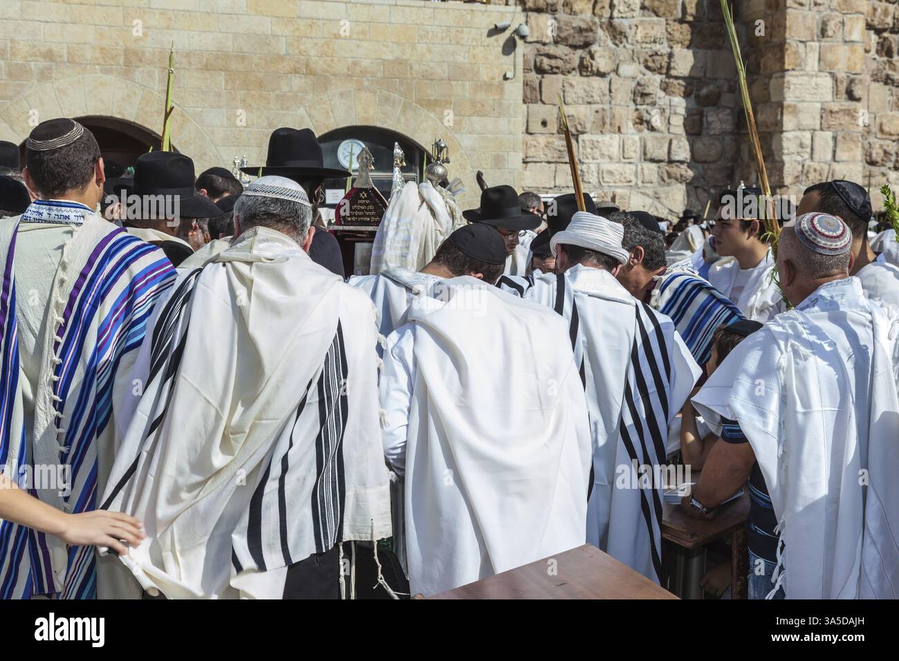 JÉRUSALEM, ISRAËL - 12 OCTOBRE 2014 : matin automne Soukkot. La zone en face du mur occidental du Temple rempli de gens. Foule de Juifs fidèles nous Banque D'Images