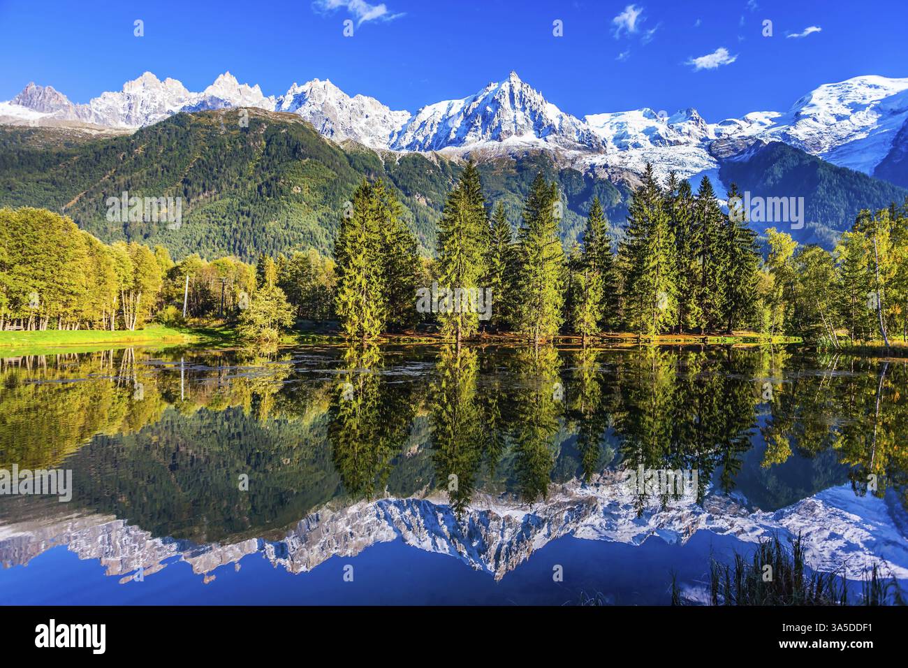 Coucher de soleil fantastique dans les Alpes. Concept d'actif et d'écotourisme. Les sommets enneigés des Alpes se reflètent dans le lac dans la station de montagne de Chamonix. Le Banque D'Images