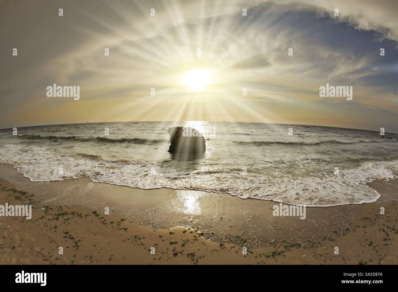 Magnifique coucher de soleil nuageux sur la mer Méditerranée. Une photo inhabituelle a été prise objectif fisheye Banque D'Images