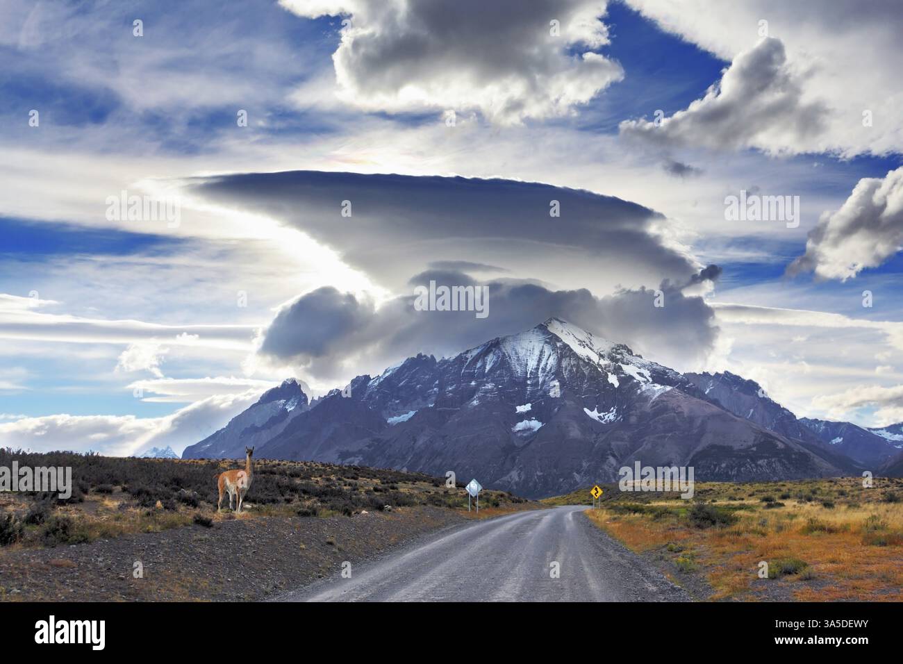 Des nuages incroyables au-dessus des glaciers de montagne. Superbe coucher de soleil en Patagonie chilienne. Les nuages plats sont combinés avec des cumulus élevés Banque D'Images