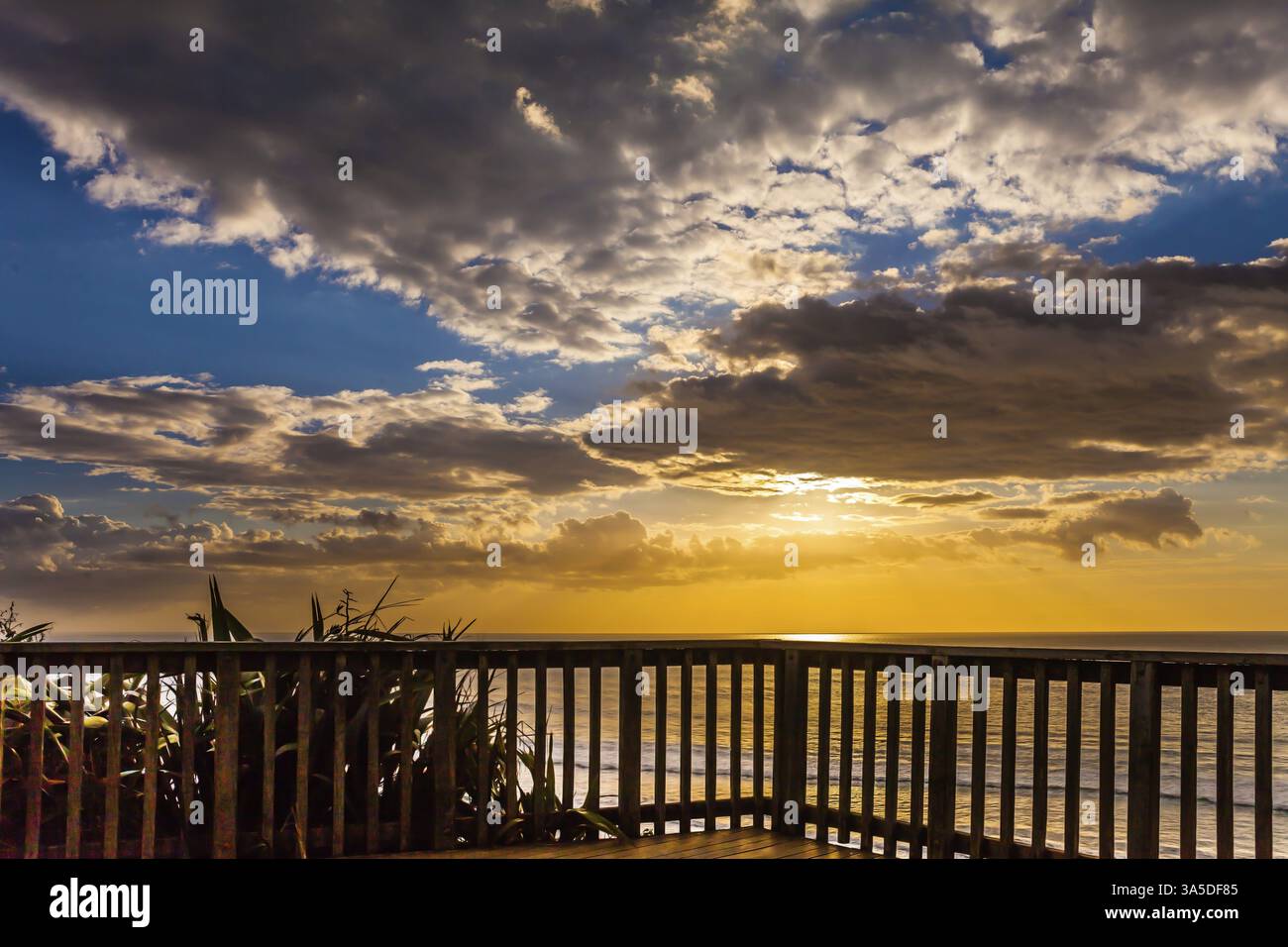 Plate-forme d'observation au-dessus de l'océan. Superbe coucher de soleil sur la plage près d'Auckland. Côte de l'île du Nord de la Nouvelle-Zélande. Concept d'actif et ecologica Banque D'Images