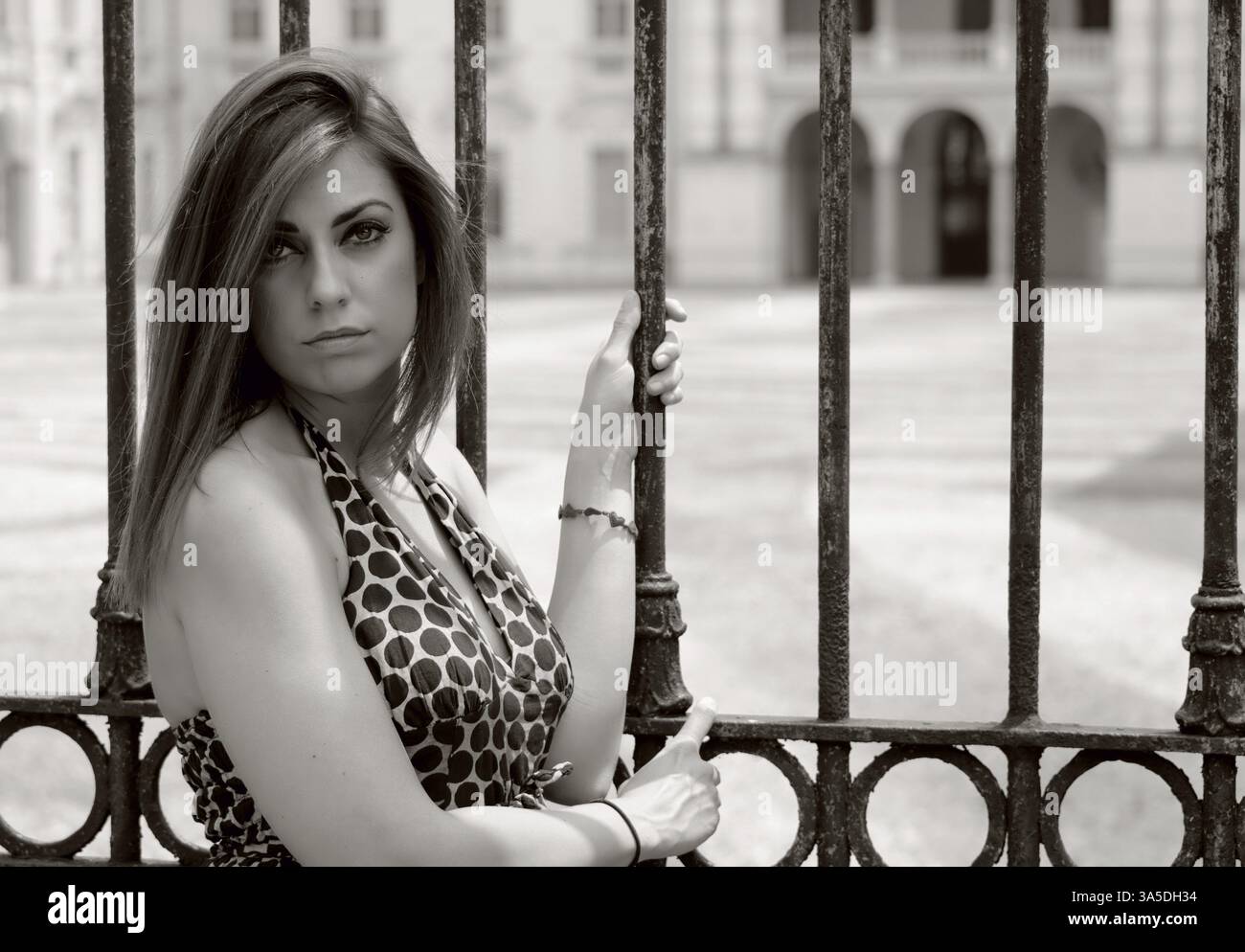 Magnifique fille devant la porte d'entrée du vieux palais, plan de couleur sépia Banque D'Images