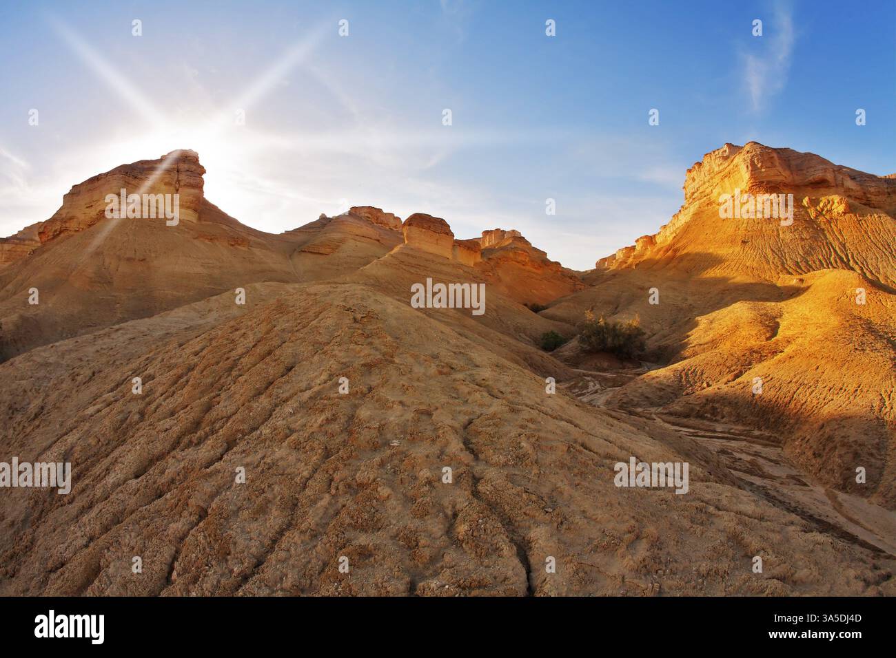 Collines de formes bizarres de grès sur un coucher de soleil Banque D'Images