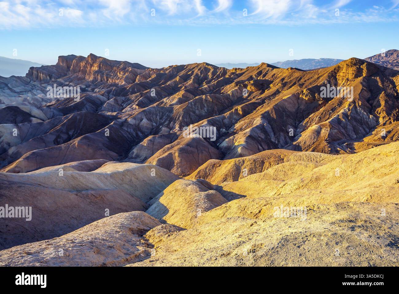 Désert au fond sec du lac - Vallée de la mort en Californie, États-Unis. Magnifique paysage à Zabriskie point. Pittoresque coucher de soleil multicolore. Le concept Banque D'Images