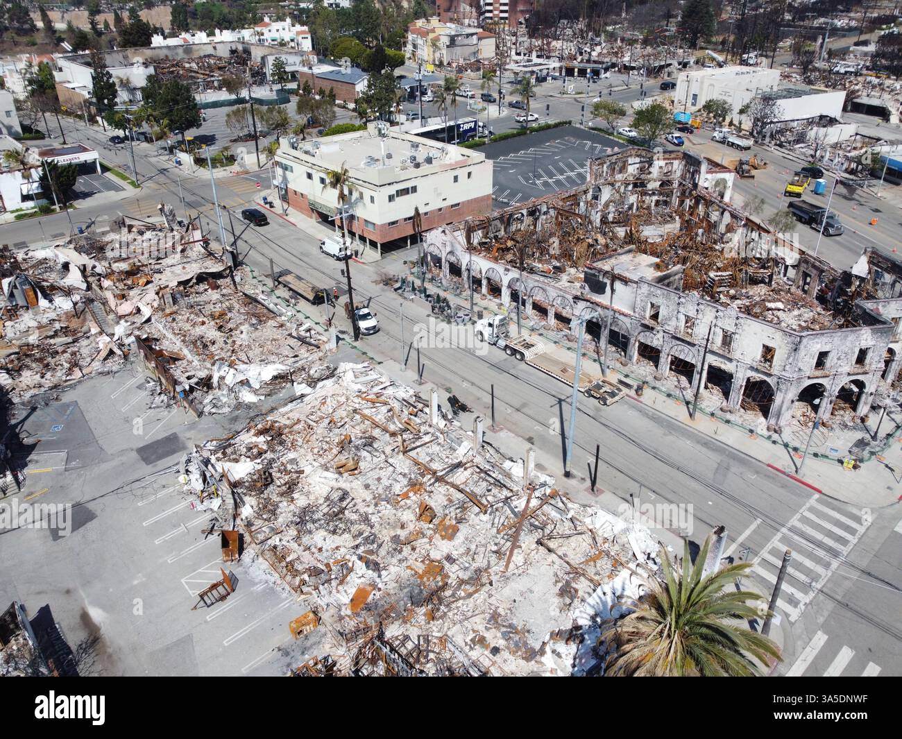 La vue aérienne des maisons brûlées et des bâtiments qui ont laissé des cendres derrière eux à Pacific Palisades. (Note de la rédaction : image prise par drone.) Pacific Palisades a été l'une des villes les plus durement touchées par l'incendie de forêt de Palisades en janvier 2025, avec des milliers de maisons et d'entreprises brûlées par les flammes et ne laissant que des cendres derrière elles, déplaçant de nombreux résidents et dévastant la communauté. Deux mois plus tard, les efforts de reconstruction battent leur plein alors que les travailleurs nettoient les cendres et les matériaux brûlés dans la première phase de reconstruction, tout en travaillant simultanément à restaurer les services publics essentiels et à aider les résidents Banque D'Images