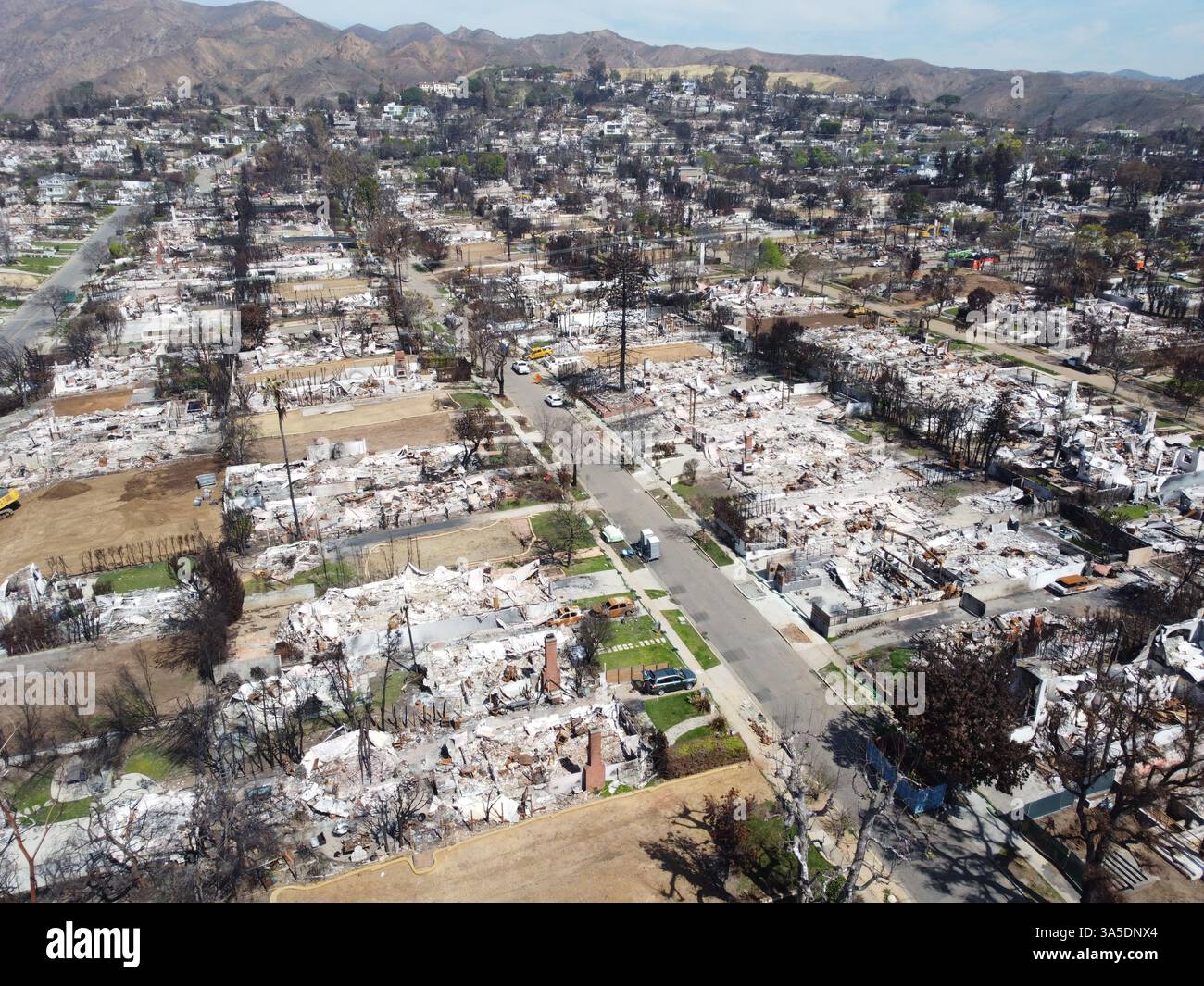 La vue aérienne des maisons incendiées qui ont laissé des cendres derrière elles à Pacific Palisades. (Note de la rédaction : image prise par drone.) Pacific Palisades a été l'une des villes les plus durement touchées par l'incendie de forêt de Palisades en janvier 2025, avec des milliers de maisons et d'entreprises brûlées par les flammes et ne laissant que des cendres derrière elles, déplaçant de nombreux résidents et dévastant la communauté. Deux mois plus tard, les efforts de reconstruction battent leur plein alors que les travailleurs nettoient les cendres et les matériaux brûlés dans la première phase de reconstruction, tout en travaillant simultanément à restaurer les services publics essentiels et à aider les résidents à les récupérer Banque D'Images